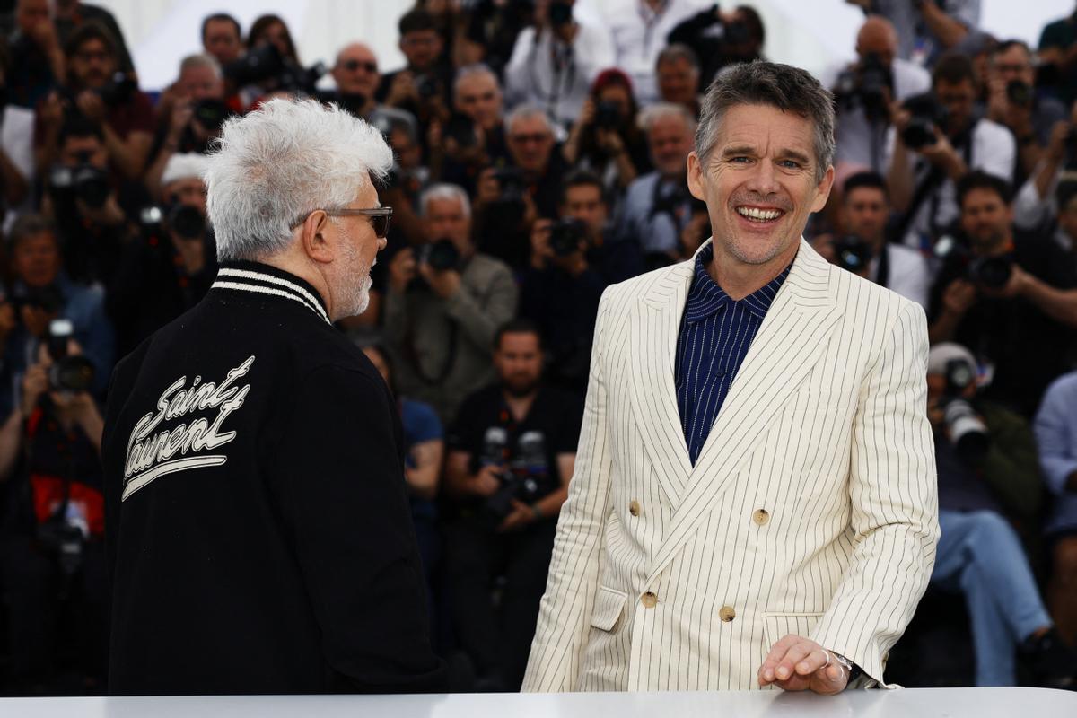 Pedro Almodóvar aterriza en Cannes. El cineasta estrena en Cannes el mediometraje ‘Extraña forma de vida’, con Ethan Hawke y Pedro Pascal, un wéstern protagonizado por dos gais que subvierte el género
