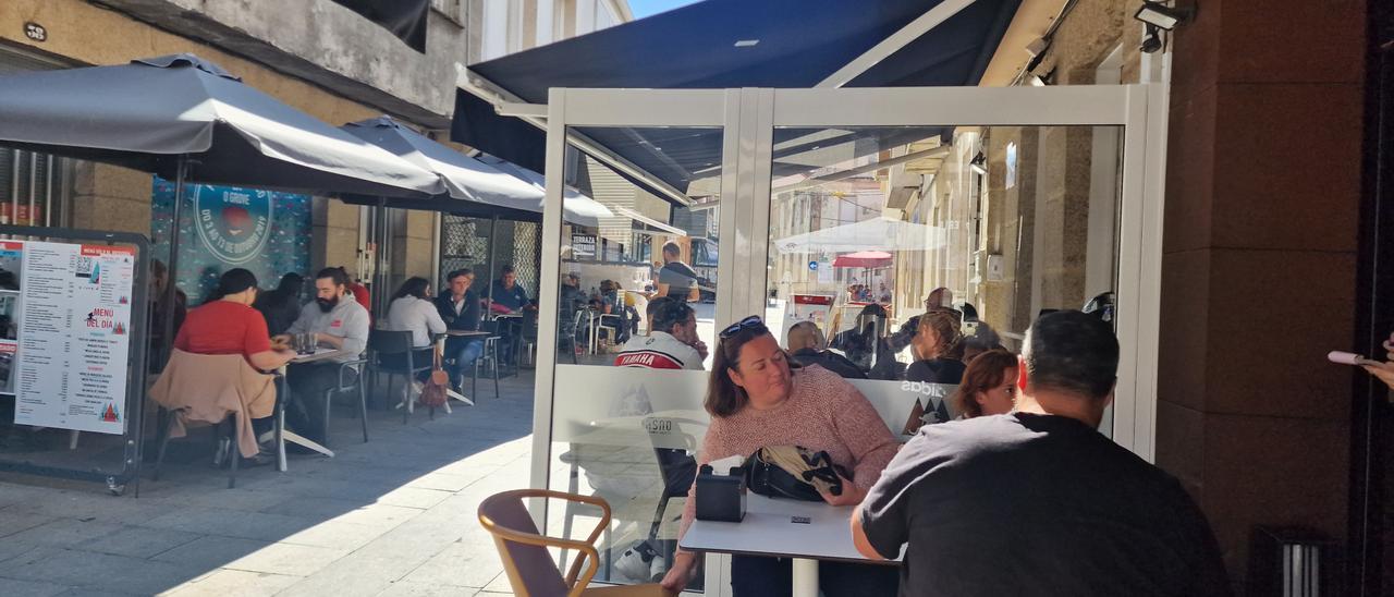 Terrazas instaladas en la calle peatonal de Pratería.