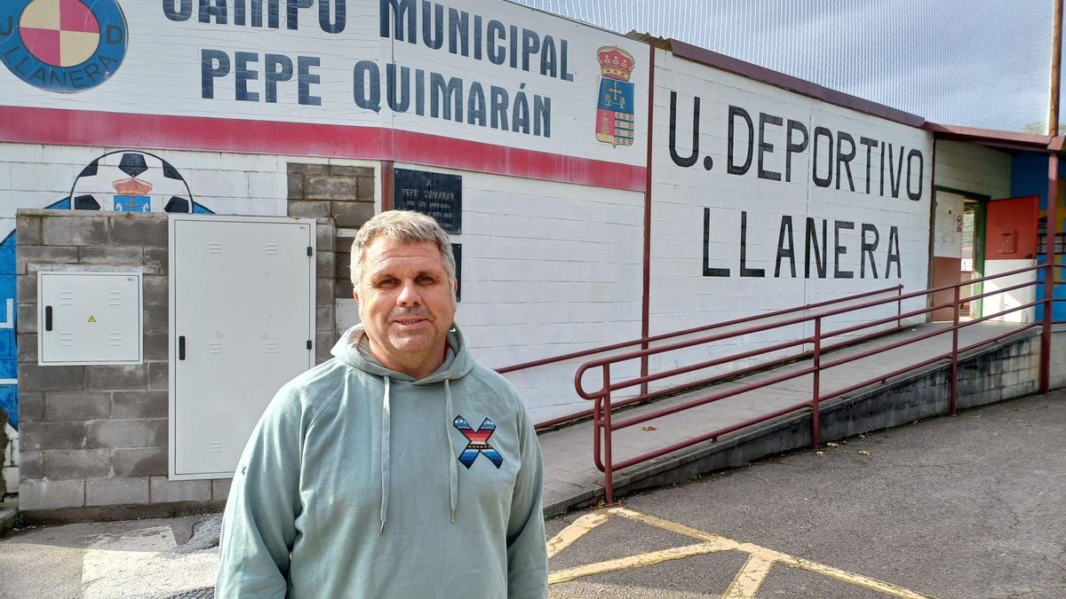 El concejal de Deportes del Ayuntamiento de Llanera, José Antonio González, en las instalaciones del campo de fútbol Pepe Quimarán, de Posada.