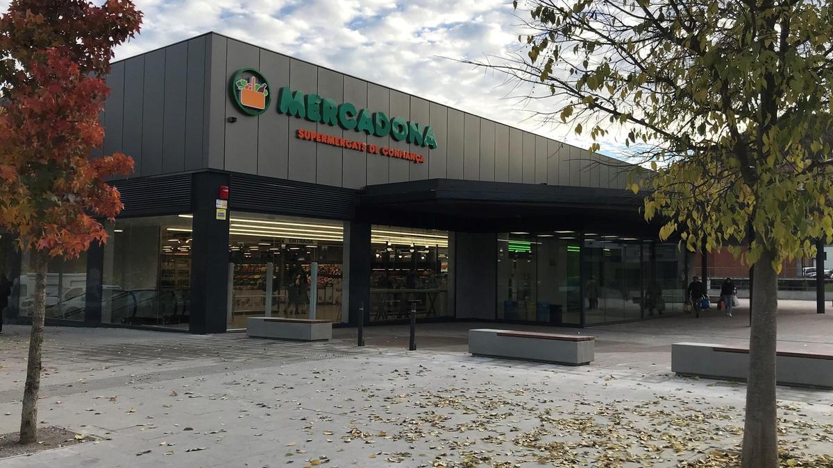 Exterior del supermercat Mercadona a Ripoll després de les millores energètiques implementades.