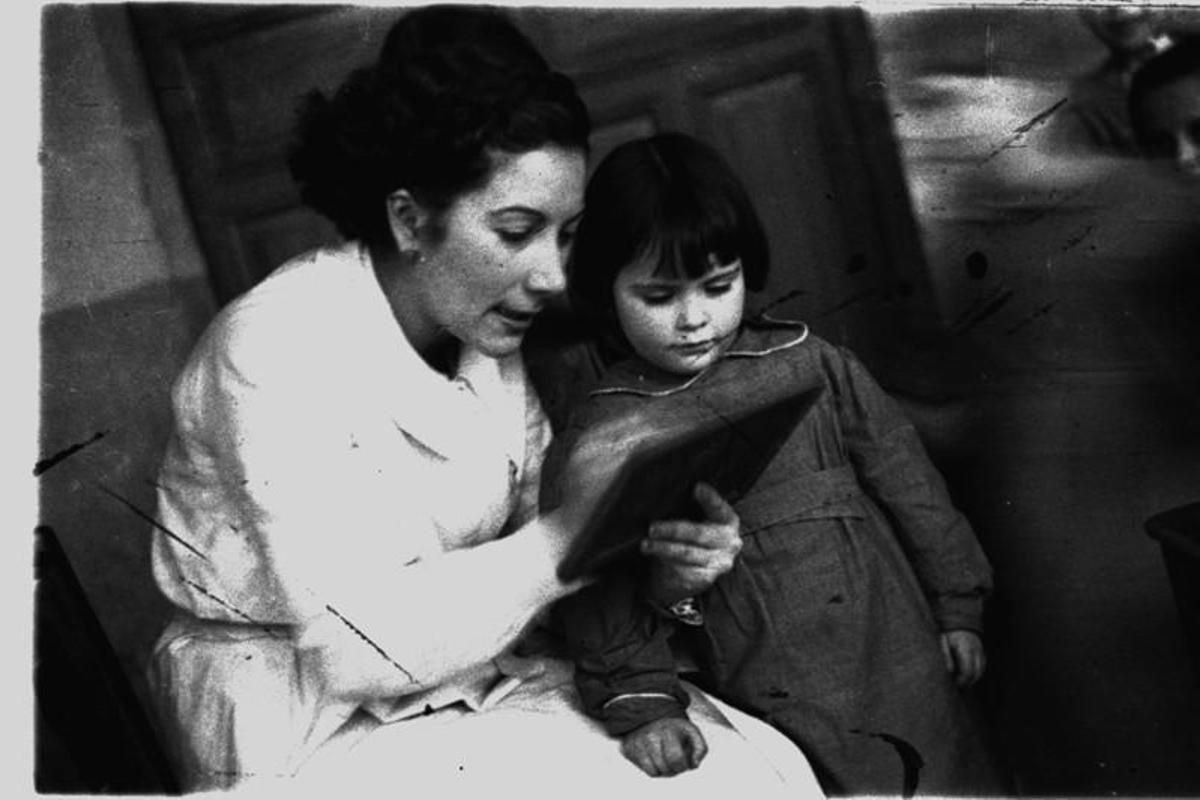 Una foto de Constantino Suárez de una maestra con una alumna en el Asilo Pola en el año 1937, que se podrá visitar en una muestra el Nicanor Piñole.