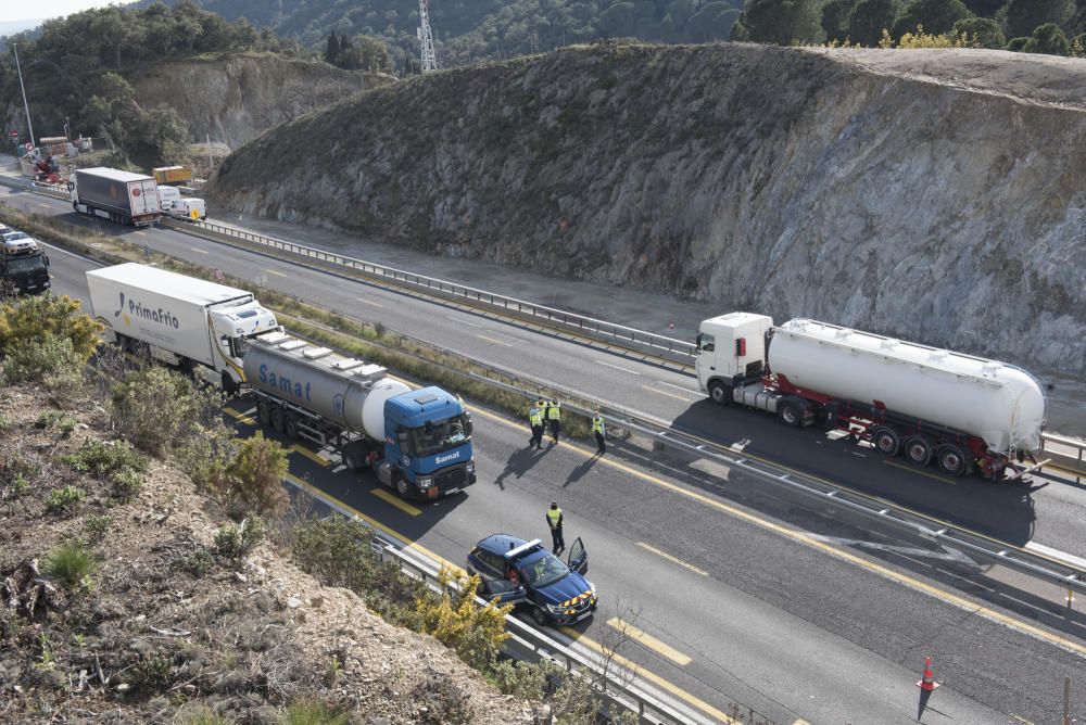 Un accident entre camions obliga a tallar l'AP7 a La Jonquera