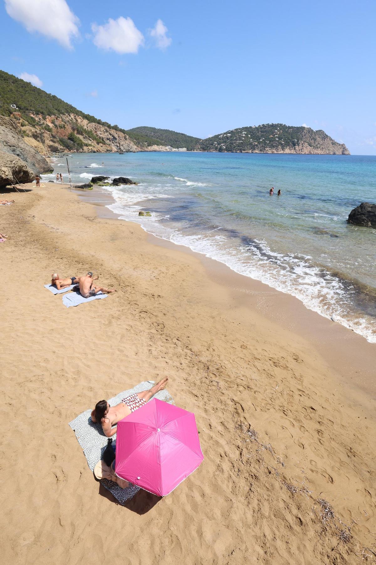 Todas las imágenes de la playa de Aigües Blanques, cerrada por peligro de desrrumbamiento
