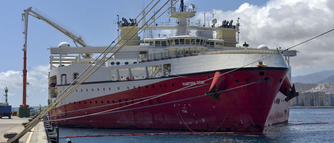 Imagen del buque sísmico ‘Ramform Titan’ amarrado en el muelle Reina Sofía.