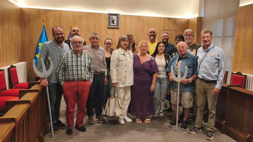 Piloña homenajea a Amador Robles, "padre" del tren fluvial de Les Piragües: "Lo llevo en la sangre"