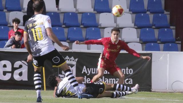 Jeremy Jorge, en una jugada con Gorjón y De la Nava. | LOF