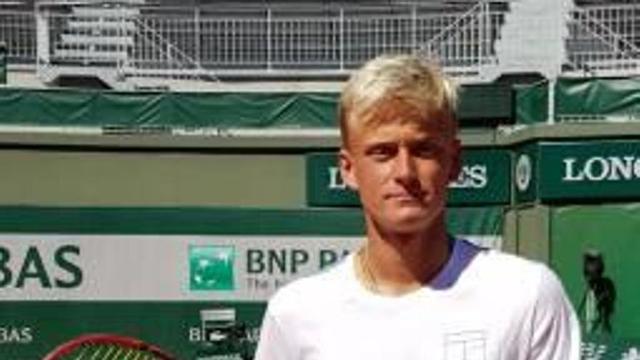 Kuhn, el sábado con su placa de campeón de dobles júnior en París.