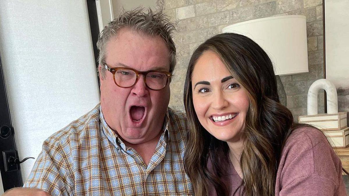 Eric Stonestreet señala sorprendido el anillo de compromiso de su pareja, Lindsay Schweitzer