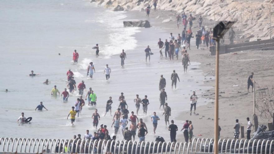 Impresionantes imágenes de cientos de migrantes entrando a nado a Ceuta