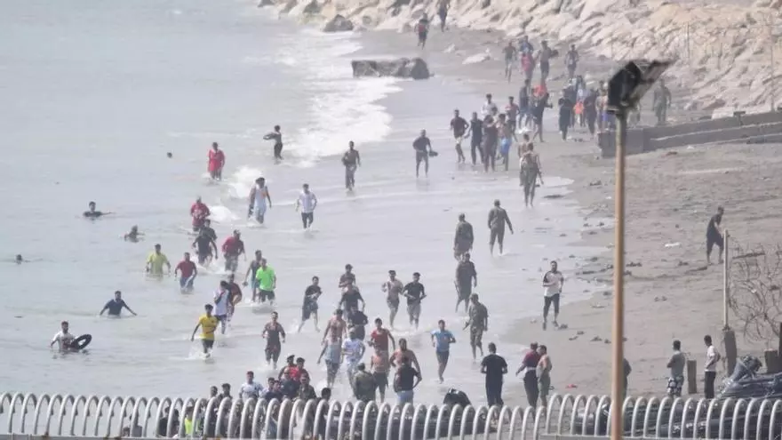 Impresionantes imágenes de cientos de migrantes entrando a nado a Ceuta