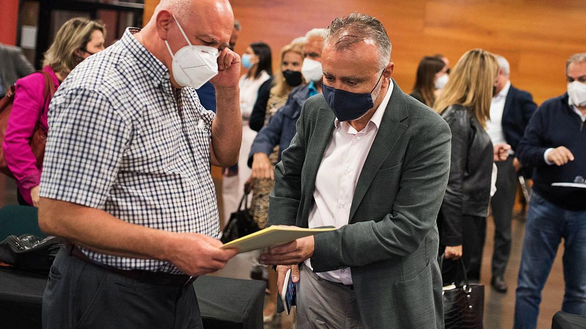 El presidente Ángel Víctor Torres habla con Francisco González, gerente del PSOE, antes de la reunión con alcaldes socialistas y la dirección del partido.