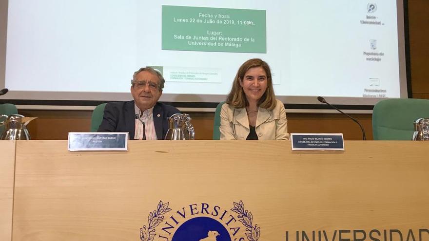 El rector de la Universidad de Málaga, José Ángel Narváez y la consejera de Empleo, Formación y Trabajo Autónomo, Rocío Blanco