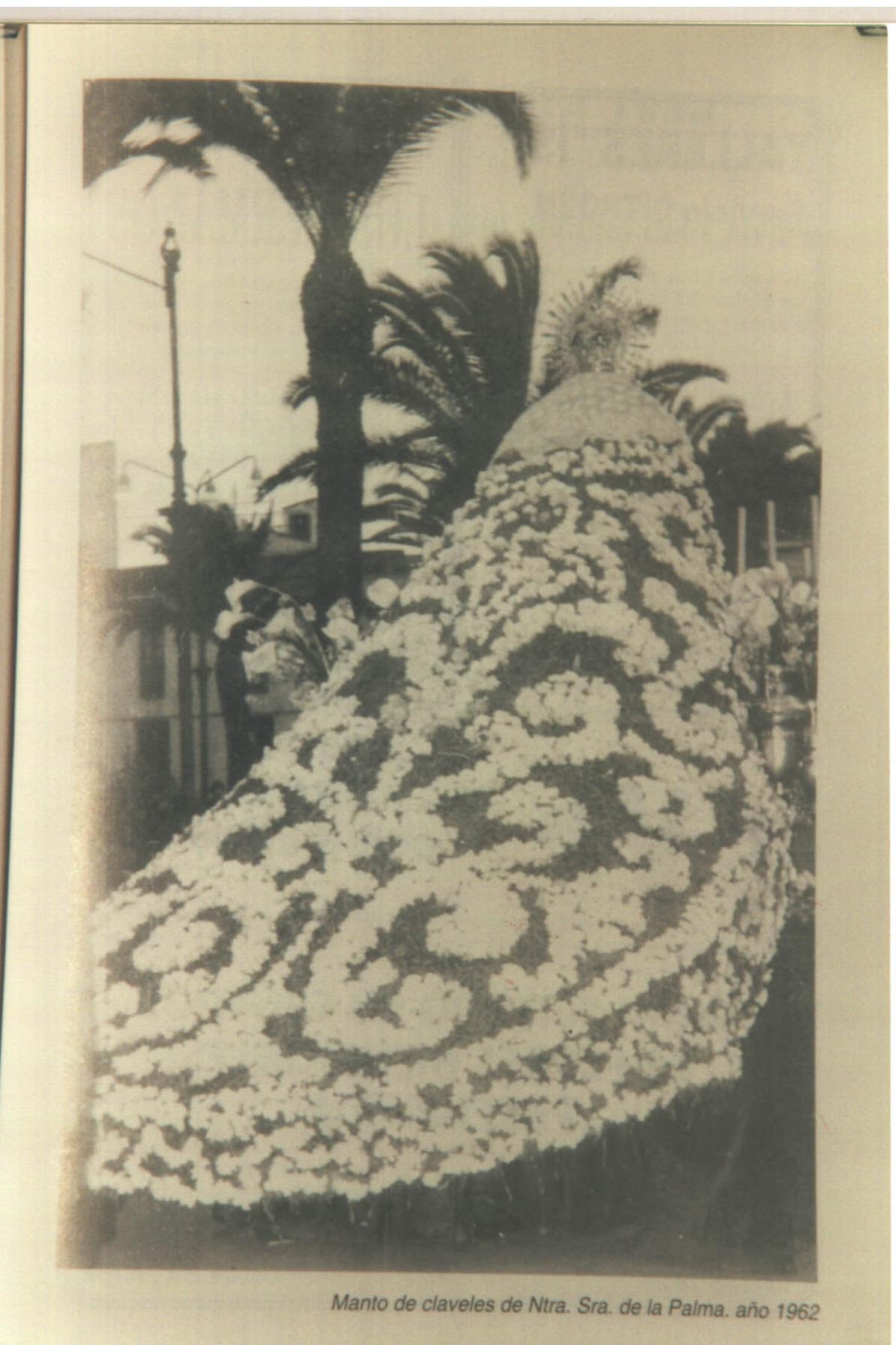 Manto de flores de la Virgen de la Palma de Badajoz en el año 1962.
