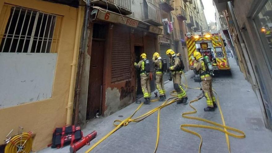 Els bombers treballant en el servei d'aquest dijous a Olot