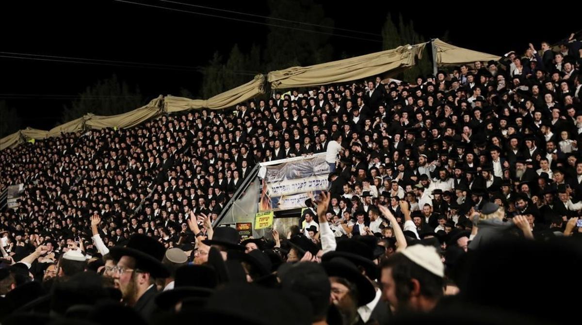 Fieles judíos cantan y bailan en sus tribunas durante la celebración del Lag Baomer en el Monte Meron, al norte de Israel.