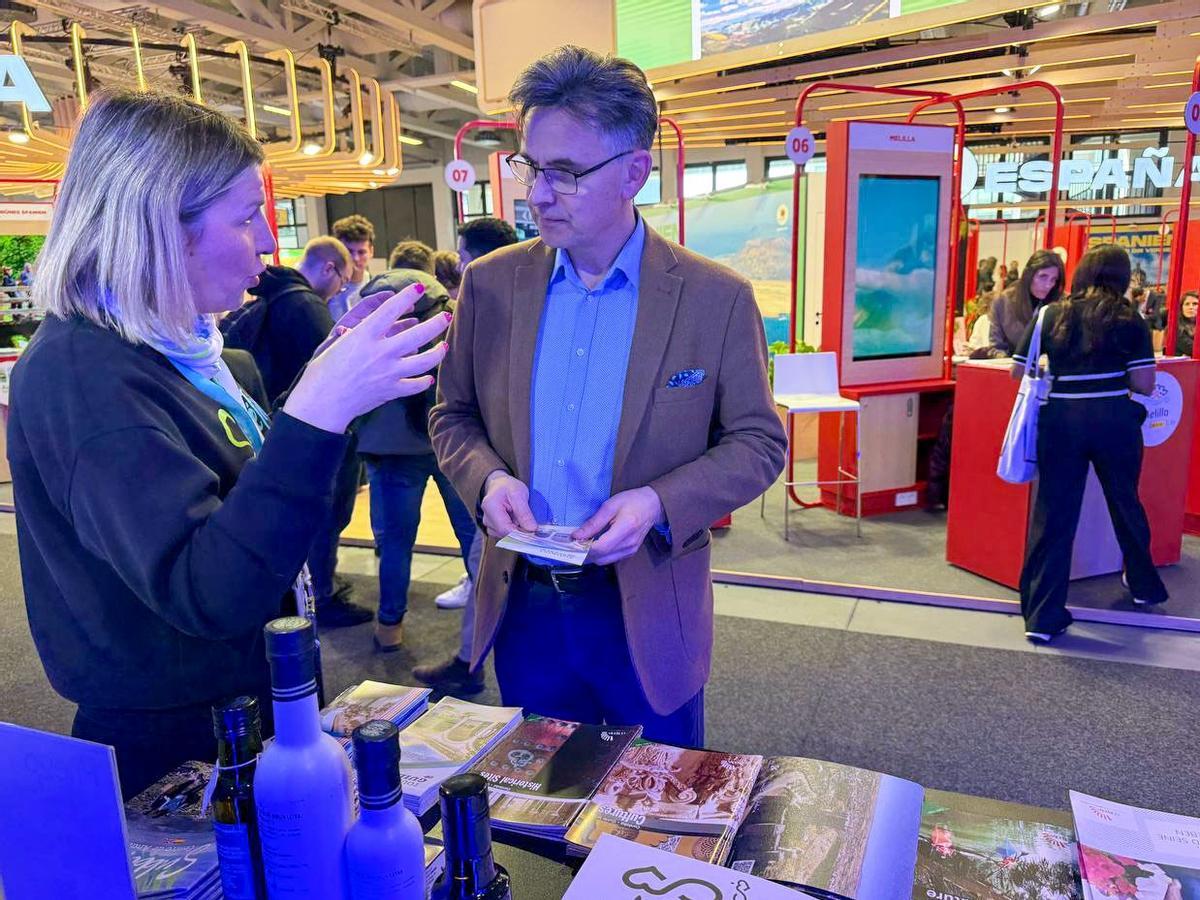 Un visitante recibe información en el stand de Córdoba el año pasado en la Feria de Turismo de Berlín.