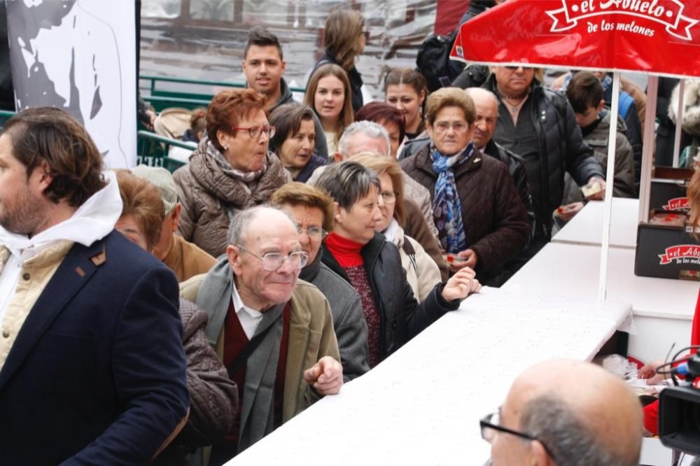 Reparto de pasteles de carne en la plaza del Romea