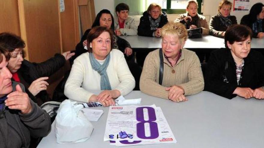 Trabajadoras de Conservas Cuca en la asamblea celebrada ayer en Vilagarcía.  // Iñaki Abella