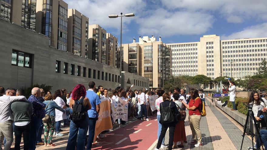 Medio millar de médicos canarios van a la huelga en protesta por la fuga de talentos