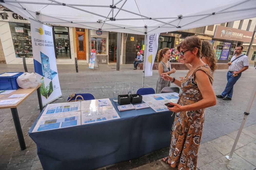 Agamed pretende destacar las bondades del agua del grifo y desterrar algunas creencias del turismo residencial como que no es potable. Lo hace saliendo a la calle con una carpa.