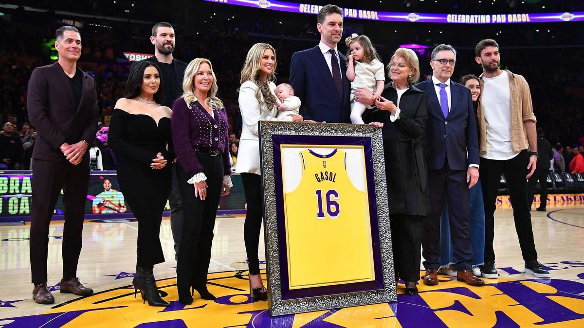 Pau Gasol, rodejat de familiars i amics, en la retirada de la samarreta a Los Ángeles.