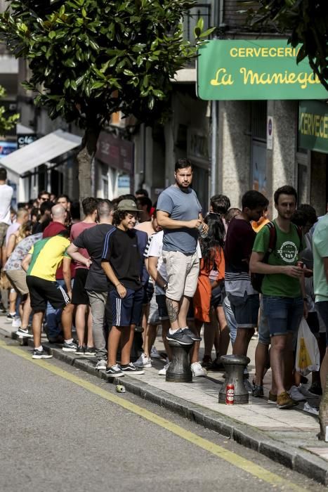 Cola para las entradas del Sporting- Oviedo