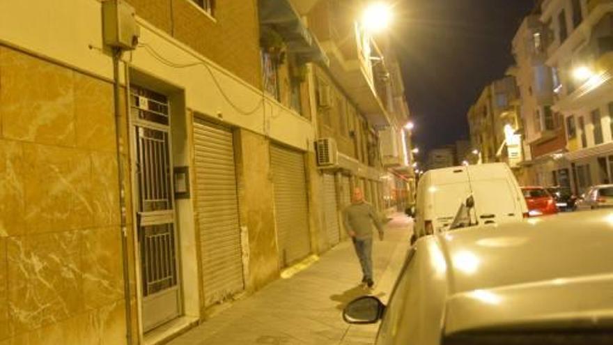 Portal del edificio donde ayer se registró el incendio.