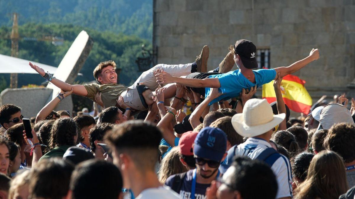 Miembros de la Peregrinación Europea de Jóvenes se concentran en la plaza del Obradoiro entre gritos, cánticos y manteos.