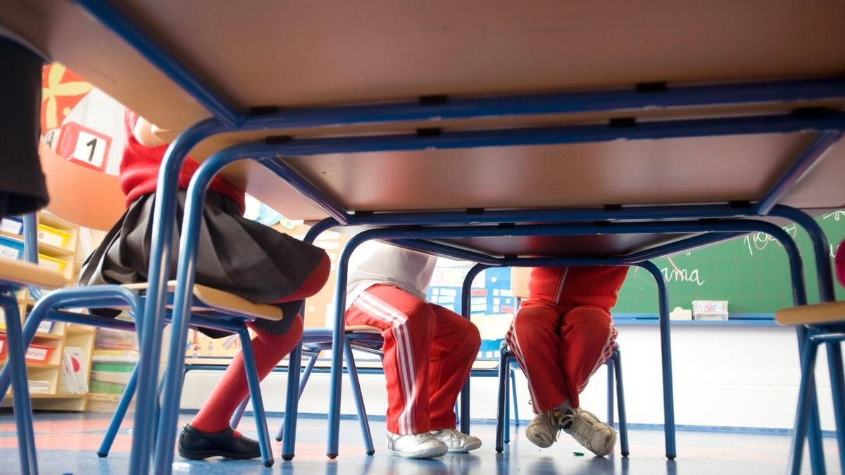 Niños en un comedor escolar.