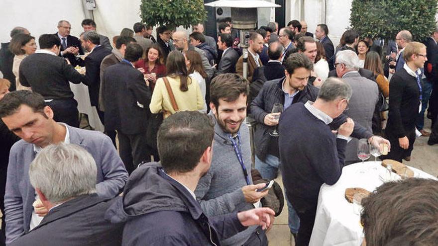 Tras la conferencia se sirvió un refrigerio y los participantes intercambiaron impresiones.