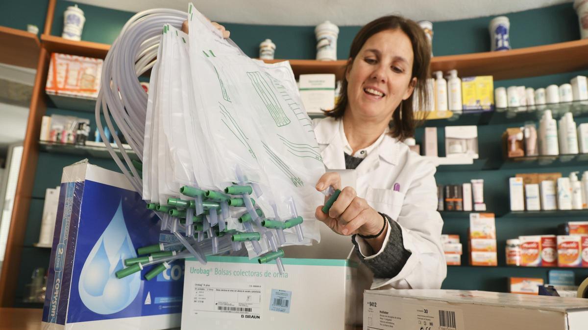 Una farmacéutica de Alicante muestra, meses atrás, algunas bolsas que le quedaban para incontinencia urinaria