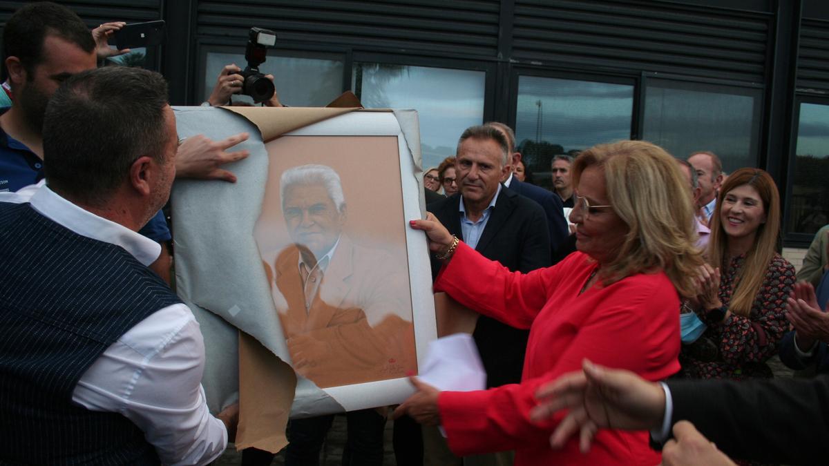 Los hijos del homenajeado, Pedro y Marita Arcas, recibieron una pintura de su padre como regalo del artista y monitor de Apandis, Ángel Guillén.