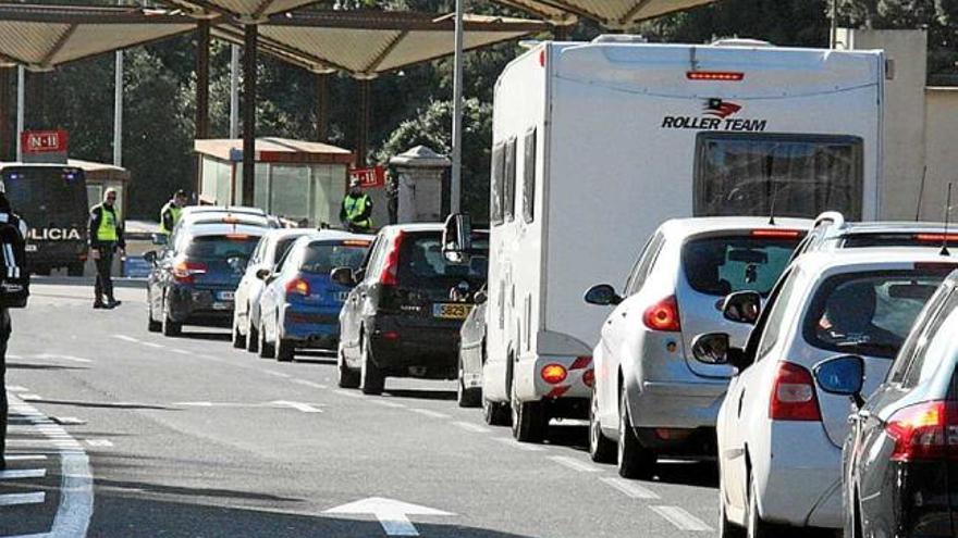 Cues al Pertús per la vigilància al punt fronterer, ahir