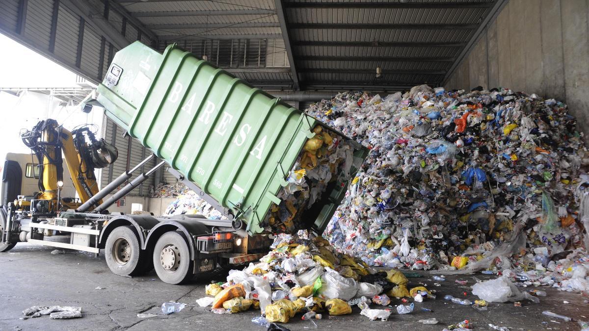Un camión descarga la basura en las instalaciones de Son Reus.