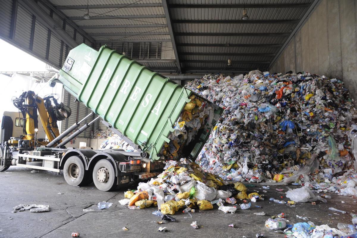 Un camión descarga la basura en las instalaciones de Son Reus.