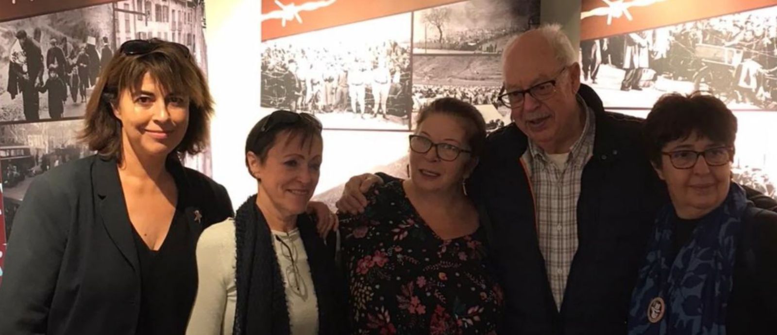 Olga Arcos (nieta de Andrés Arcos), junto a su padre y tres militantes socialistas, una de ellas Marisa García Bloise, en el Memorial Republicano de Argèles-su-Mer. 