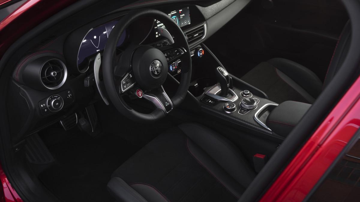 Interior dle Alfa Romeo Stelvio Quadrifoglio Collezione