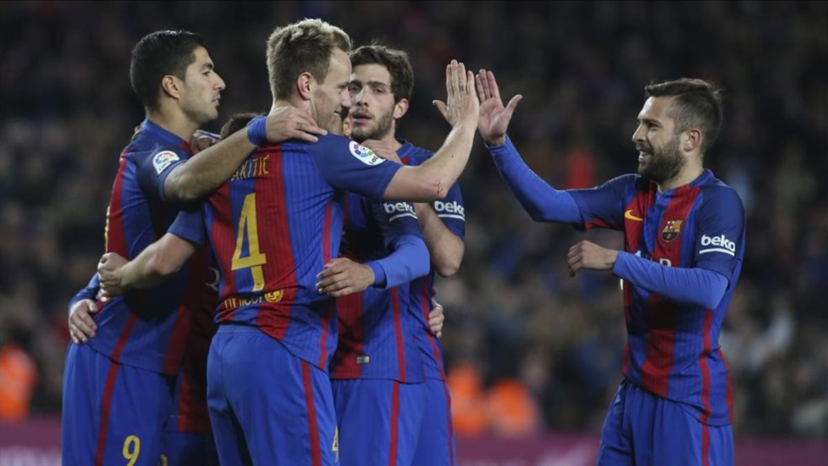 Rakitic celebra el gol con sus compañeros