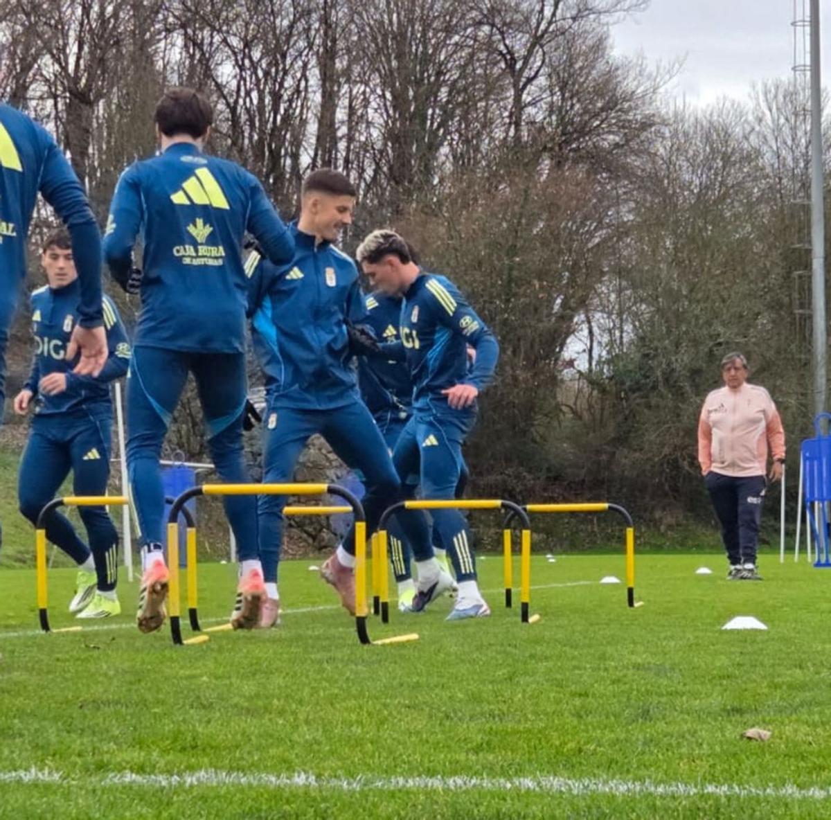 Valenzuela, al fondo, con los futbolistas haciendo ejercicios físicos. | N. A.