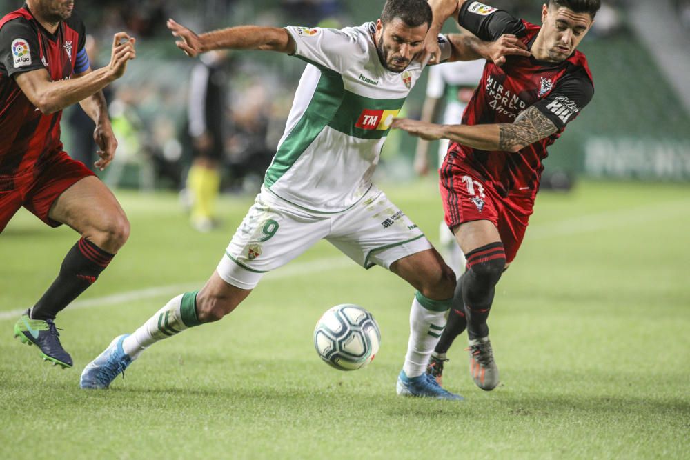 El Elche rompe el maleficio, vuelve a ganar en el Martínez Valero y recupera el olfato realizador en un partido más efectivo que brillante