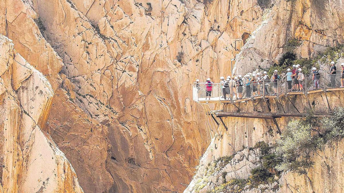 Turistas recorren el Caminito del Rey en Málaga.