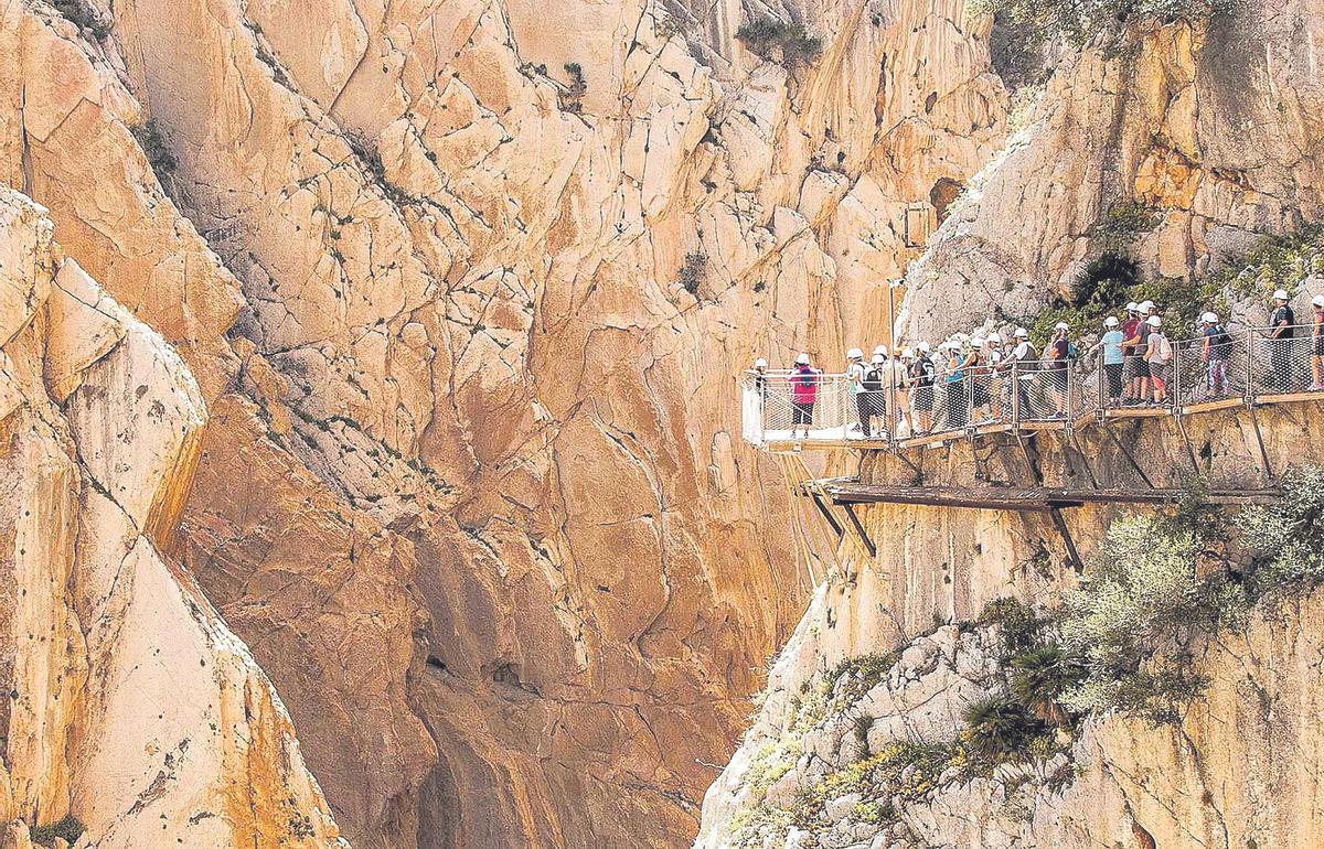 Turistas recorren el Caminito del Rey en Málaga.