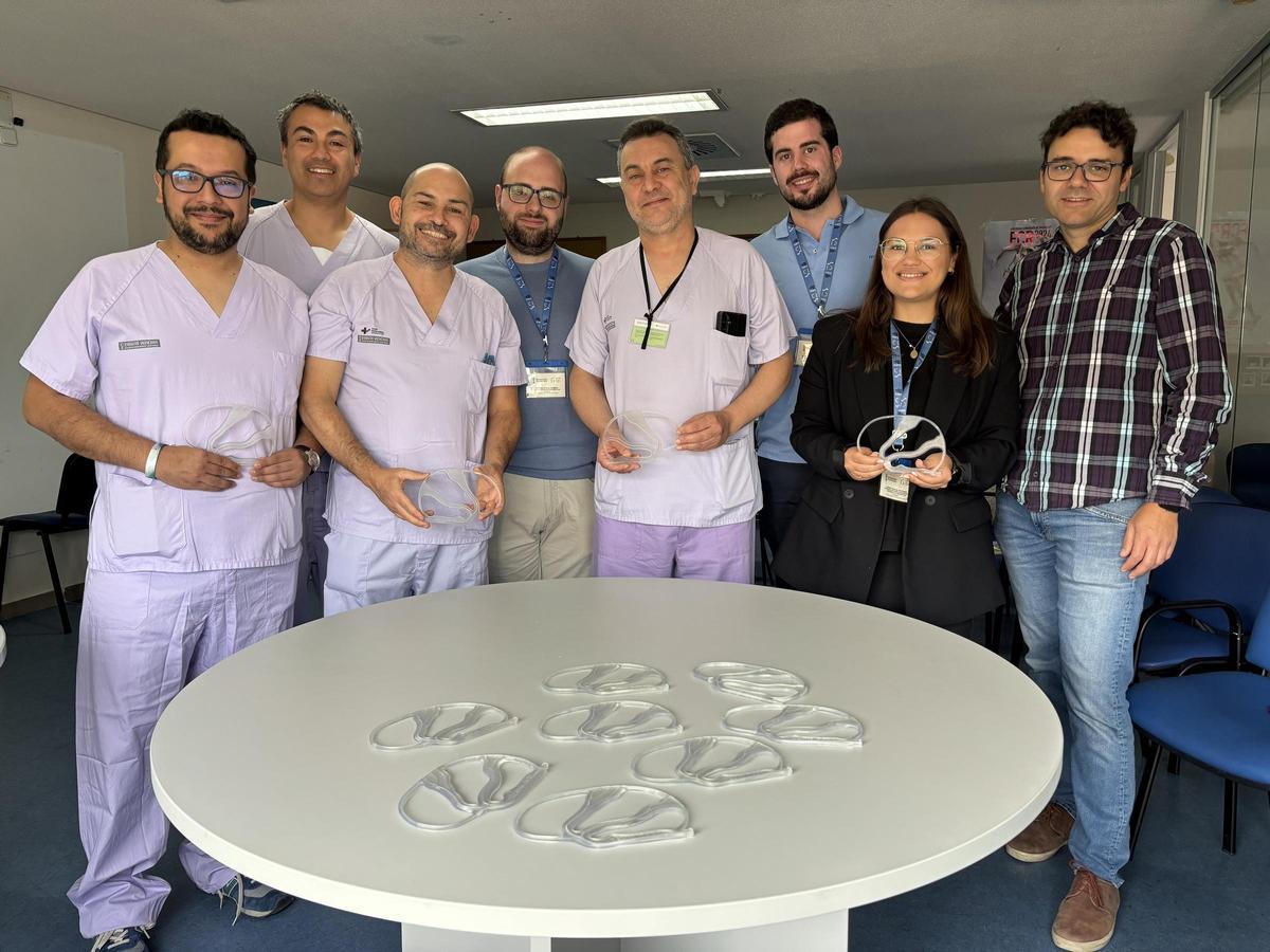 El equipo de BioFab junto al jefe de la unidad de Neurorradiología del Hospital General de Alicante, el doctor José Ignacio Gallego, y el investigador de la UA, Javier Esclapés