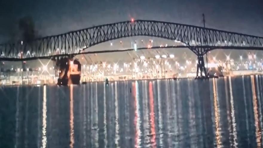 Un barco choca contra un puente en Baltimore y lo derrumba: decenas de coches lo cruzaban en ese momento