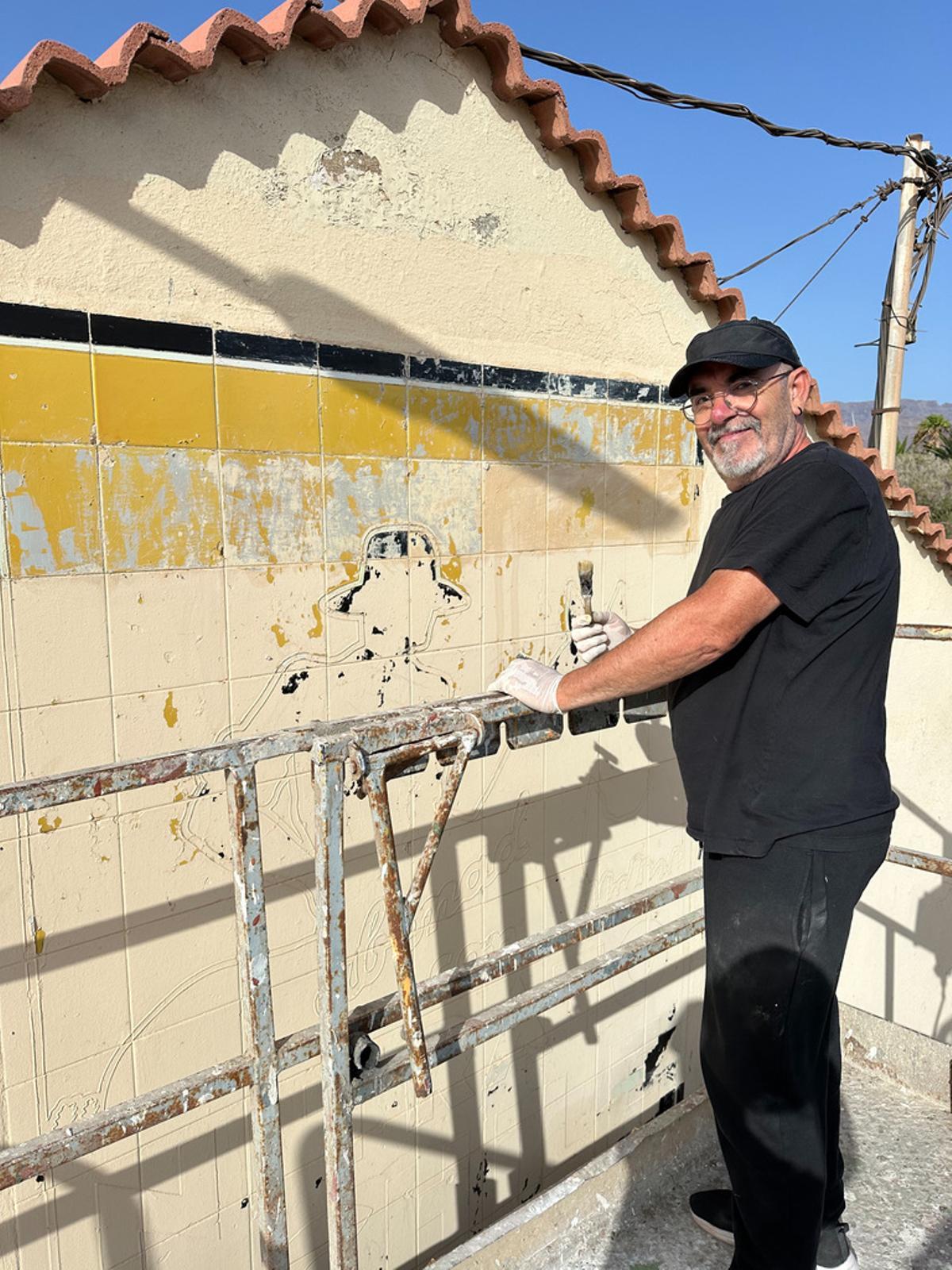 Recuperación del primer cartel de mosaico de nitratos de Chile en Agüimes