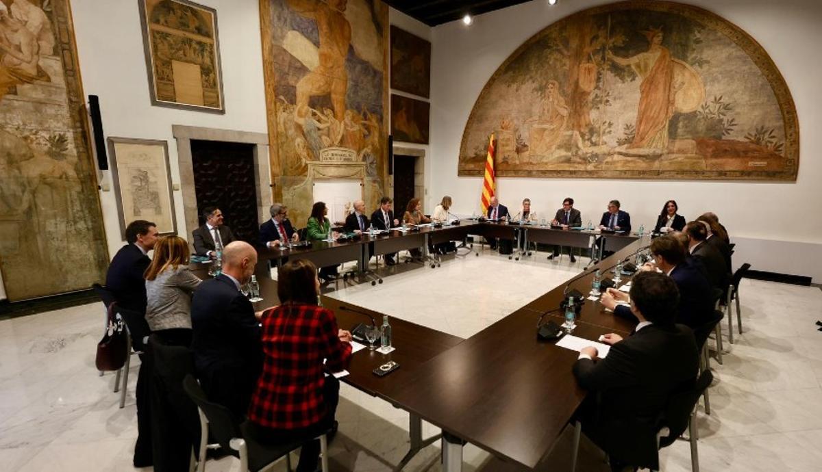 Salavador Illa, y miembros de su equipo, reunidos con una delegación de Farmaindustria.