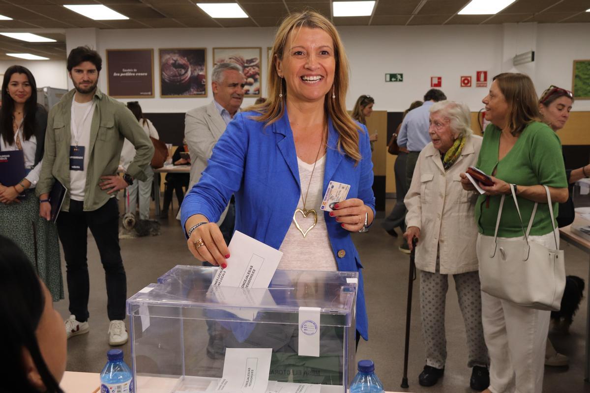 Eva Parera, de Valents, deposita su voto en Barcelona.