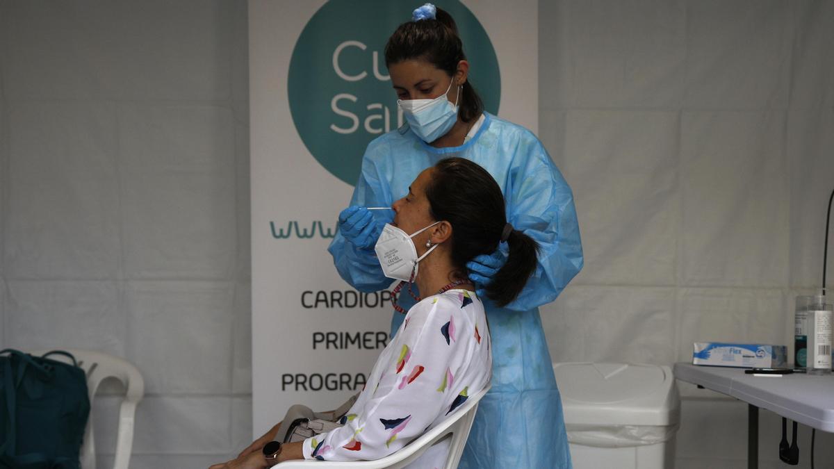 Una mujer se somete a una prueba de coronavirus.