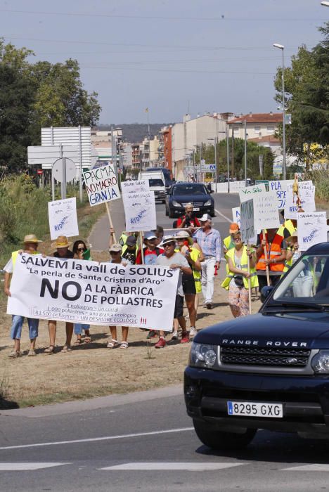 Mobilització contra la granja de pollastres a Solius