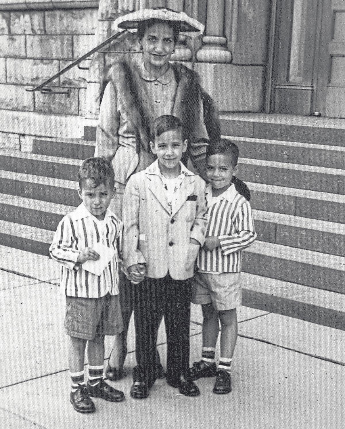 León XIV (a la derecha) con su madre, Mildred Martínez y sus hermanos Louis y Jhon.